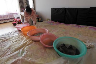 唐河楼上漏水，住户失联，小区没物管，业主维权难！律师来支招……